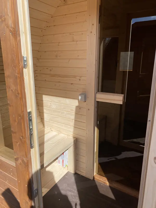 Entrée du sauna tonneau 3 m Relax avec porte vitrée ouverte
