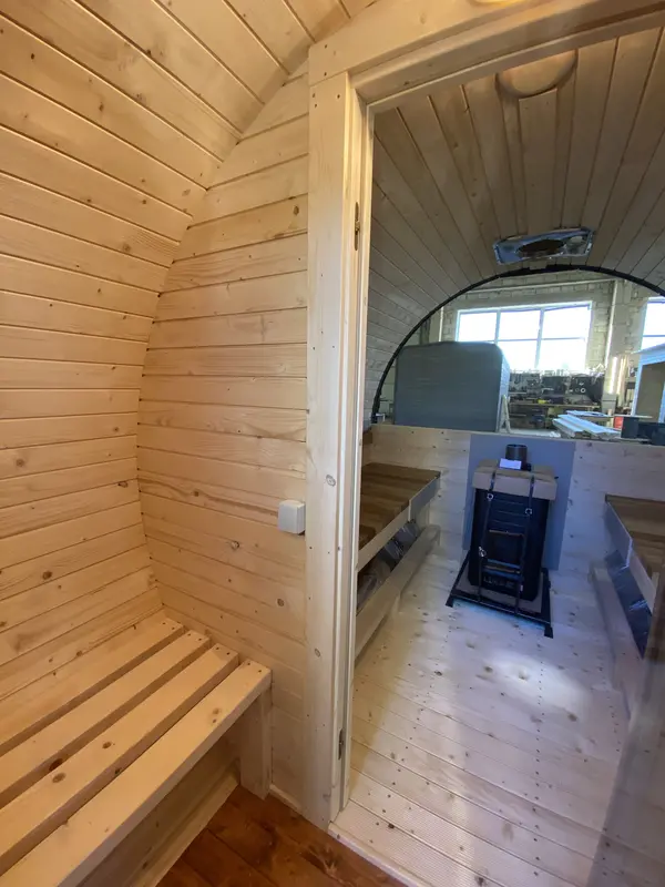 Coin intérieur du sauna tonneau 3 m Relax avec banquette en mélèze