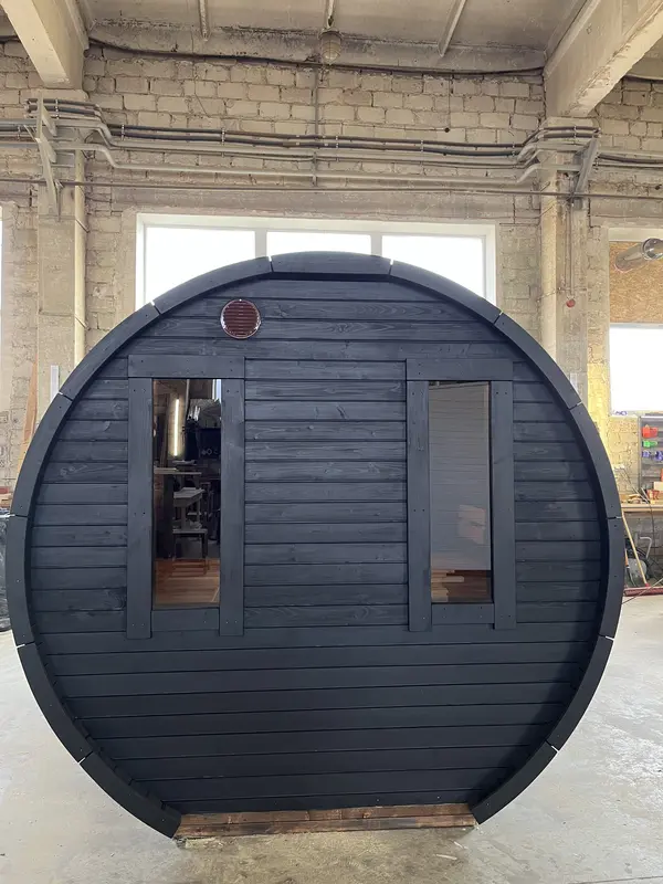 Façade avant du sauna tonneau 3 m Relax en noir, ouvrant vers l’intérieur