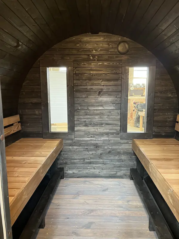 Paroi intérieure du sauna tonneau 3 m Relax en lambris sombre