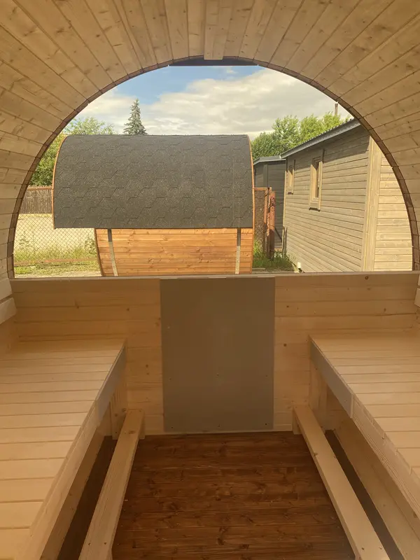 Détail de l’espace entre les banquettes du sauna tonneau 3 m Relax