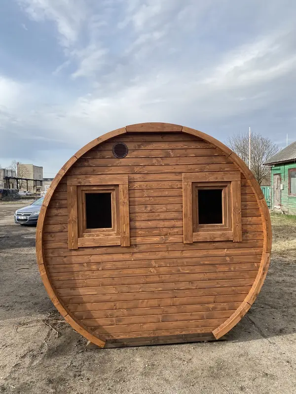 Façade avant du sauna tonneau 3 m Relax en bois, deux fenêtres