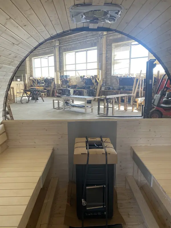 Couloir intérieur du sauna tonneau 3 m, banquettes en bois