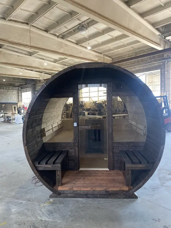 Entrée intérieure montrant la porte du sauna tonneau 3 m