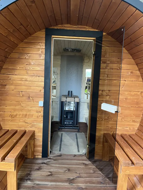 Poêle Harvia logé dans le plancher du sauna tonneau 3 m