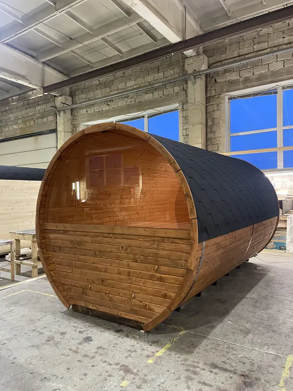 Sauna tonneau 4 m en bois naturel avec toit en bardeaux noirs, vue de face
