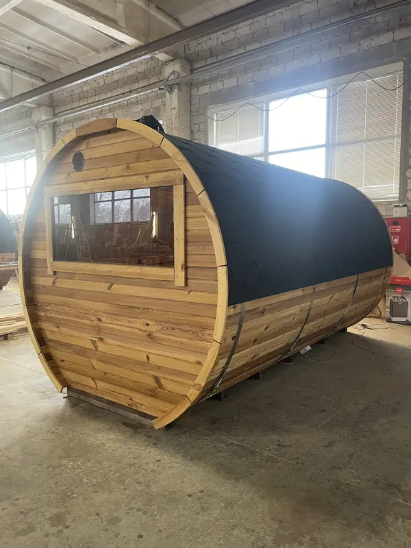Sauna tonneau 4 m en bois naturel avec toit noir, vue de face