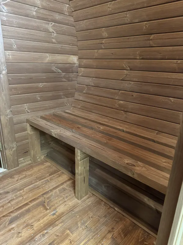 Mur extérieur en lambris bois du sauna tonneau 4 m