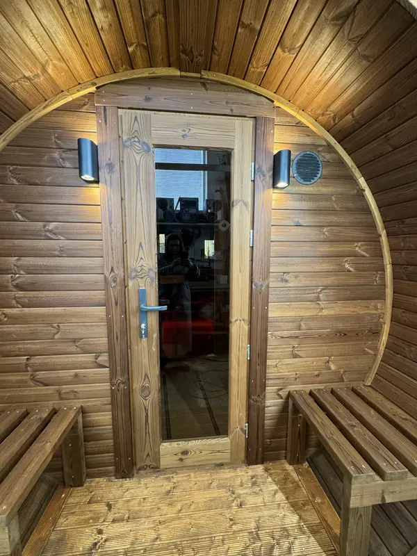 Porte vitrée du sauna tonneau 4 m en bois ciré et toit noir