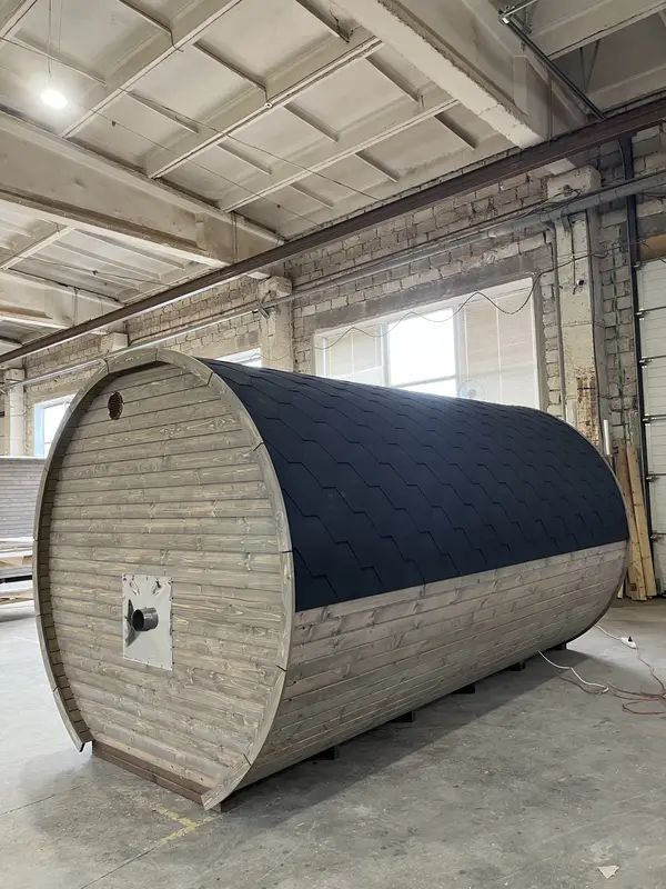 Arrière du sauna tonneau 4 m peint en noir, paroi arrière en bois clair
