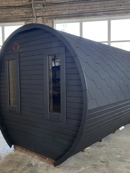 Sauna tonneau 4 m peint en noir, vue de profil latéral