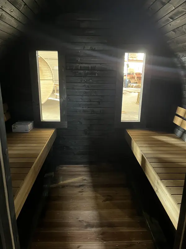 Banquettes intérieures en bois du sauna tonneau 4 m, vue de face