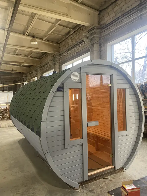 Entrée du sauna tonneau 4 m peint en gris et vert, intérieur visible