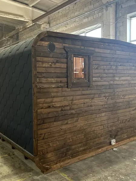 Sauna 4 m large brun foncé, vue latérale avec double porte vitrée et bardage horizontal