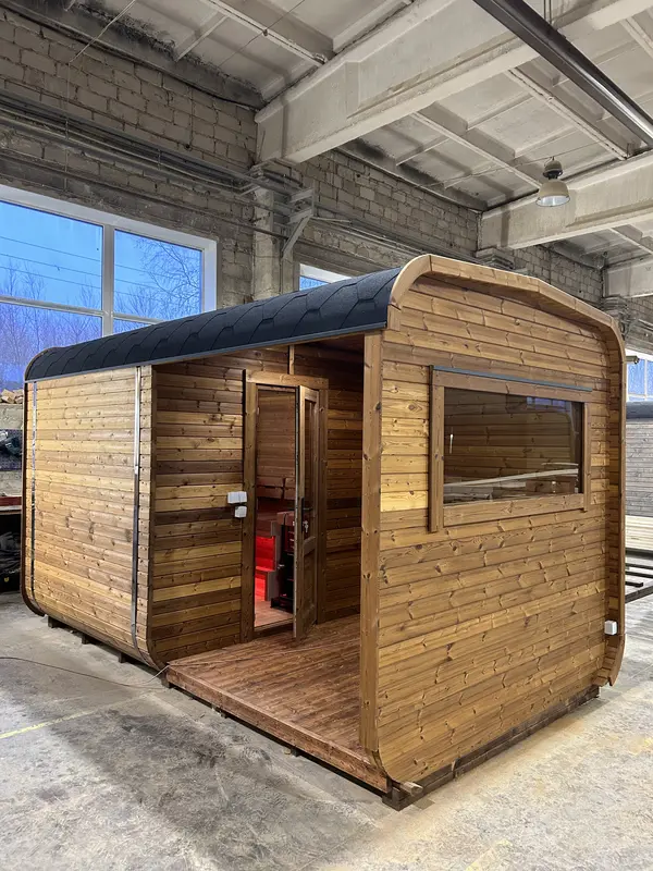 Vue latérale d’un sauna cube 4 m en bois clair, deux fenêtres panoramiques alignées sur la paroi.