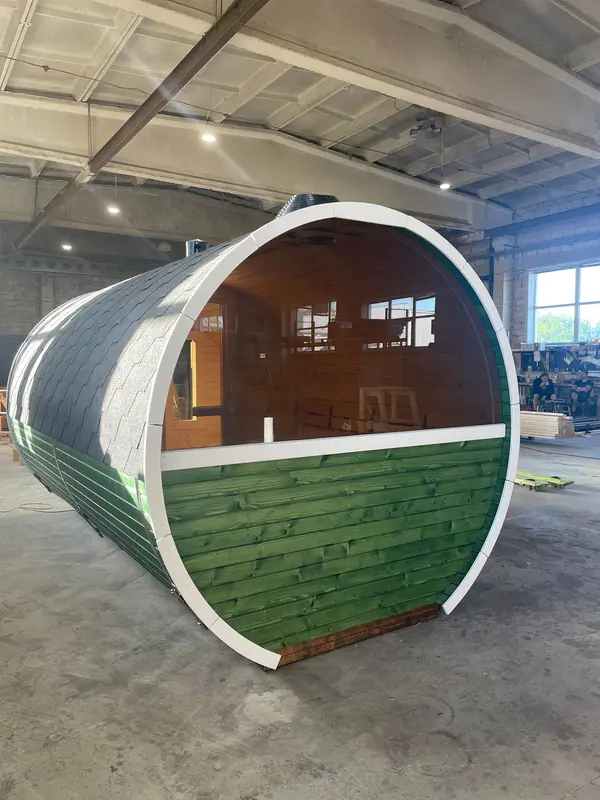 Couloir intérieur du sauna tonneau 4 m, banquettes et paroi en lambris clair