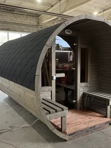 Vue avant du sauna tonneau 4 m : intérieur visible à travers la porte ouverte