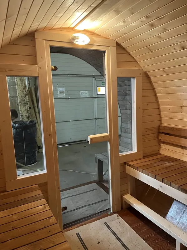 Entrée du sauna tonneau 4 m : porte vitrée sur cadre bois clair
