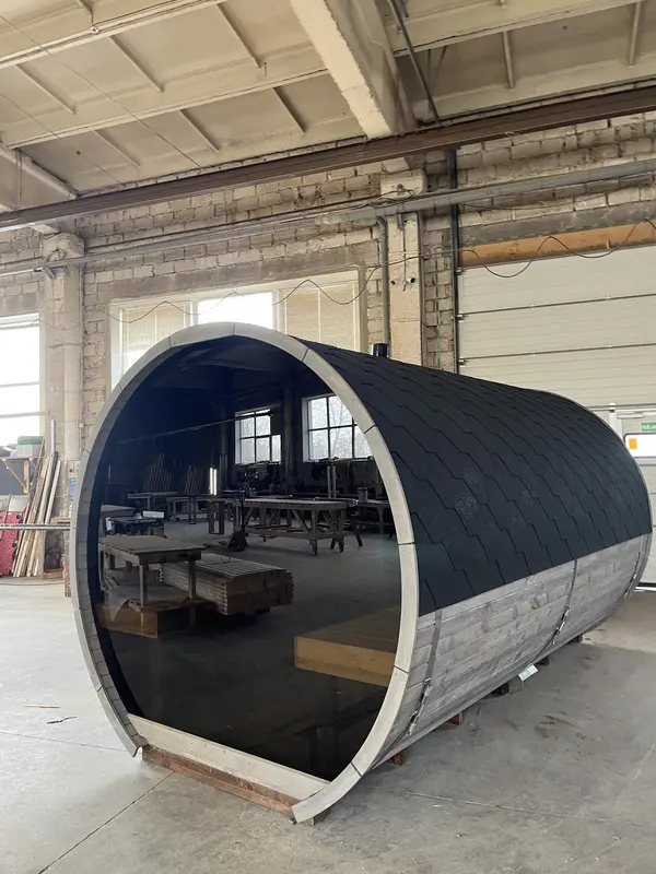 Sauna tonneau 4 m peint en gris avec vitre teintée et toit noir