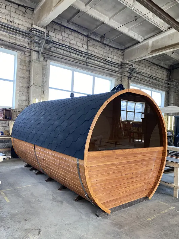 Sauna tonneau 5 m Relax, vue latérale montrant le profil en bois naturel et toit noir