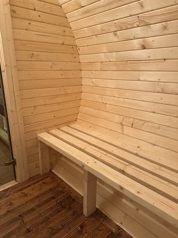 Détail d’une banquette intérieure en bois clair du sauna tonneau 5 m Relax