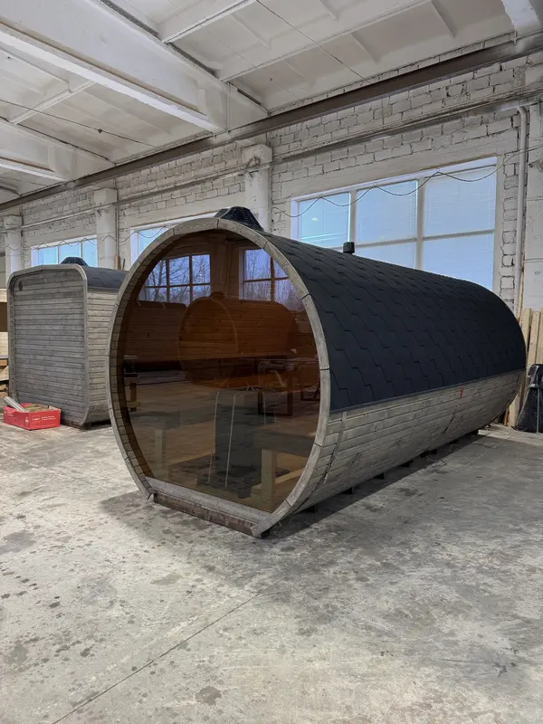 Sauna tonneau 5 m Relax peint en noir, vue latérale montrant la porte vitrée