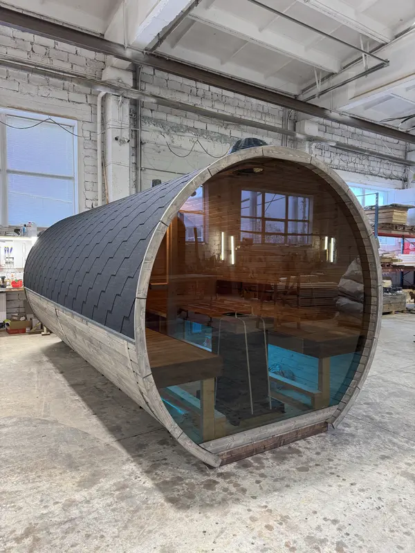 Sauna tonneau 5 m Relax peint en noir avec façade vitrée, vue de face