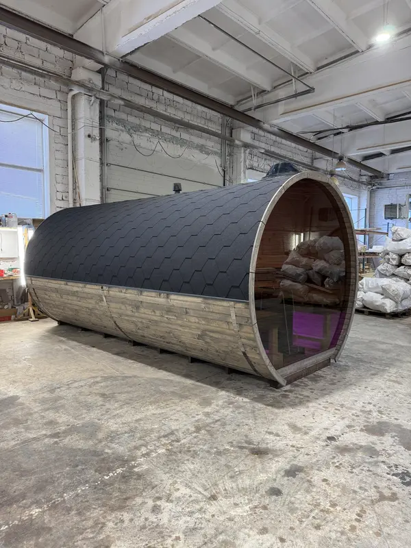 Sauna tonneau 5 m Relax en bois naturel et toit noir, vue de profil