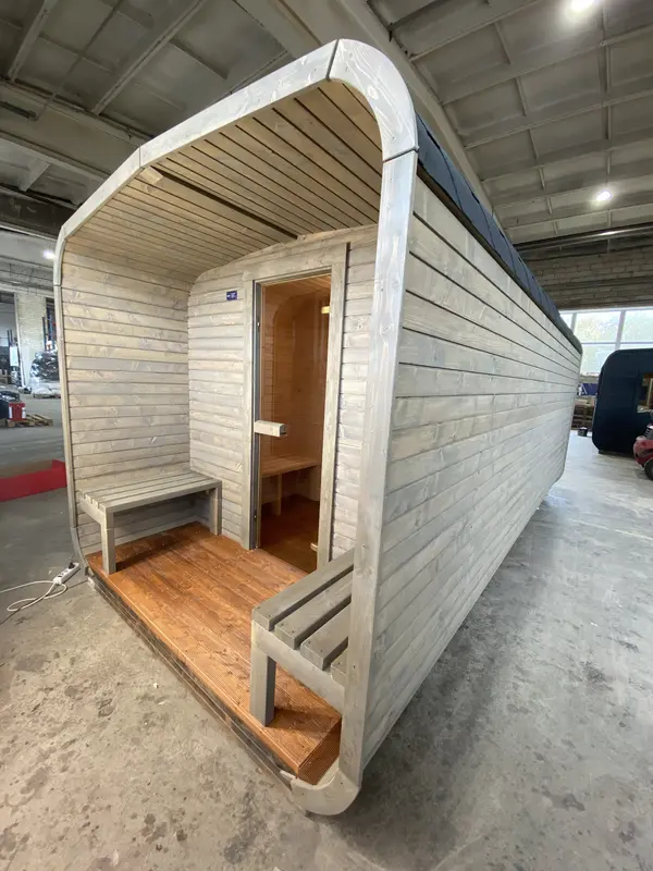 Façade avant d’un sauna cube 5 m