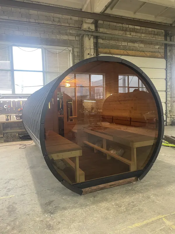 Sauna tonneau 5 m Relax peint en noir, intérieur visible à travers vitre teintée