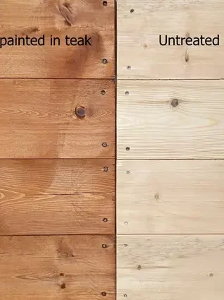 Planche de sol bois ThermoWood : à gauche planche teintée, à droite planche brute non traitée.