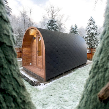 Sauna tonneau arrondi installé en extérieur sous la neige