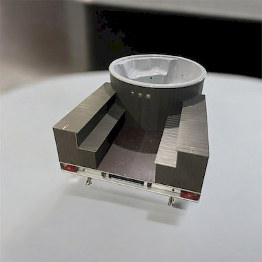 Bain nordique en fibre de verre posé sur une structure métallique modulable