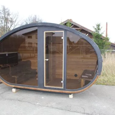 Le sauna Hobbit Thermo Bois est conçu en bois thermo-traité, offrant une esthétique chaleureuse et une excellente durabilité.