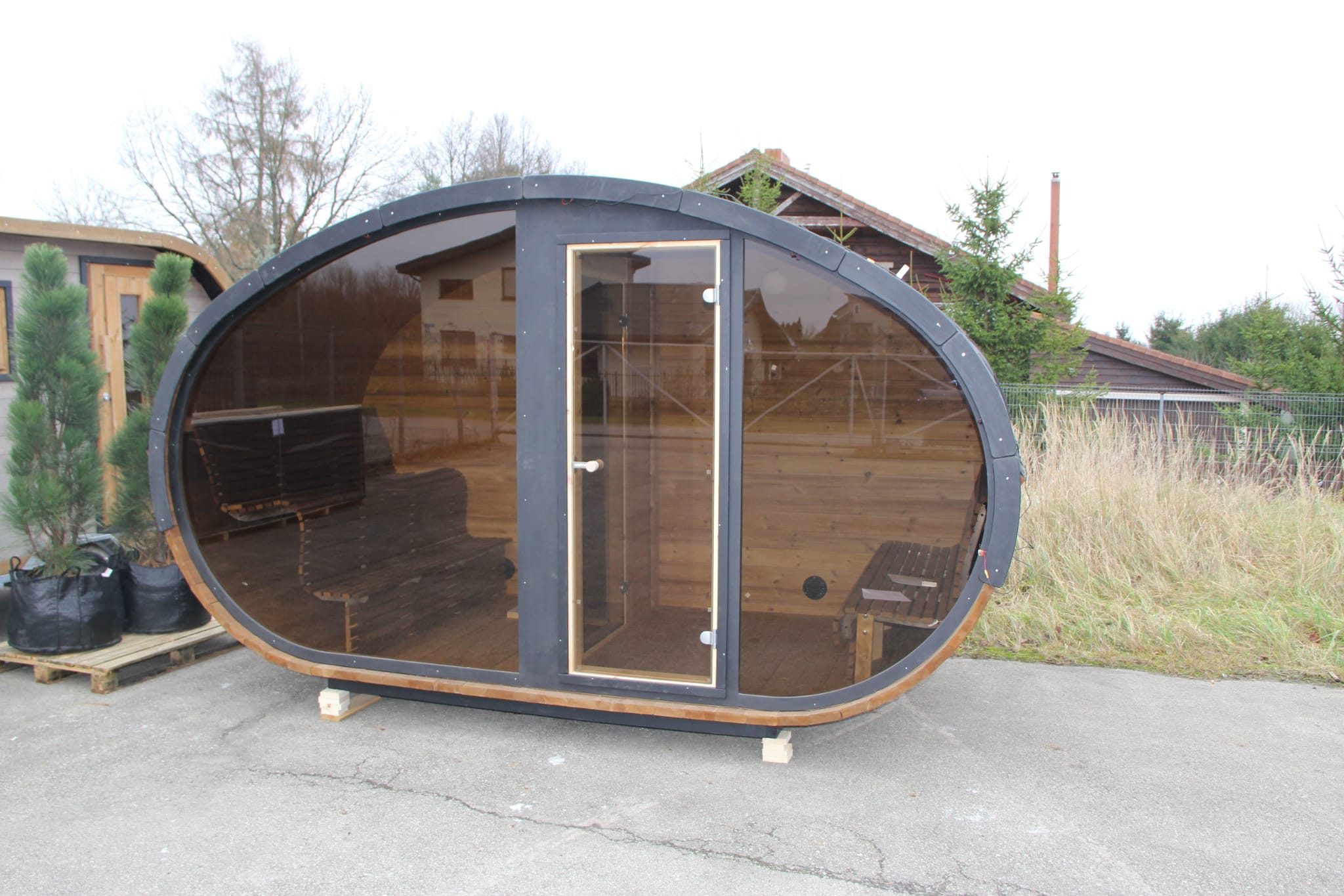 Le sauna Hobbit Thermo Bois est conçu en bois thermo-traité, offrant une esthétique chaleureuse et une excellente durabilité.