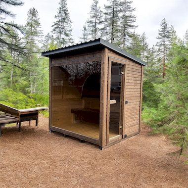 Chalet de jardin en bois naturel avec grande baie vitrée et toit en bardeaux