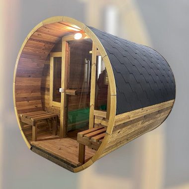 Intérieur d’un sauna tonneau en bois avec hublot et banquette intégrée